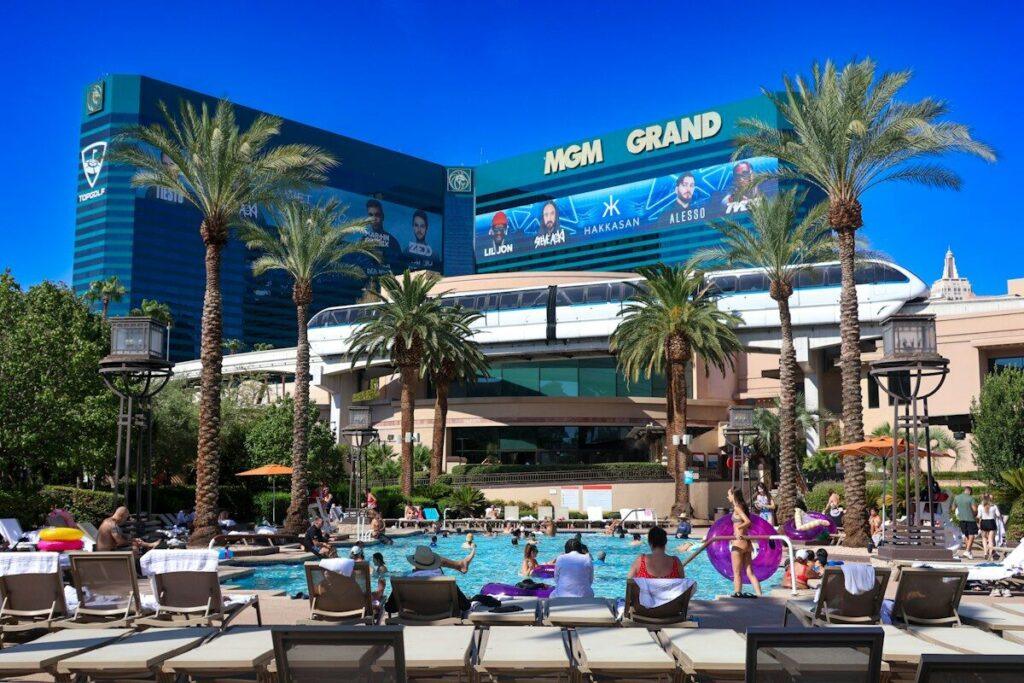 Mirage vs MGM Grand: Which Las Vegas Icon Comes Out on Top