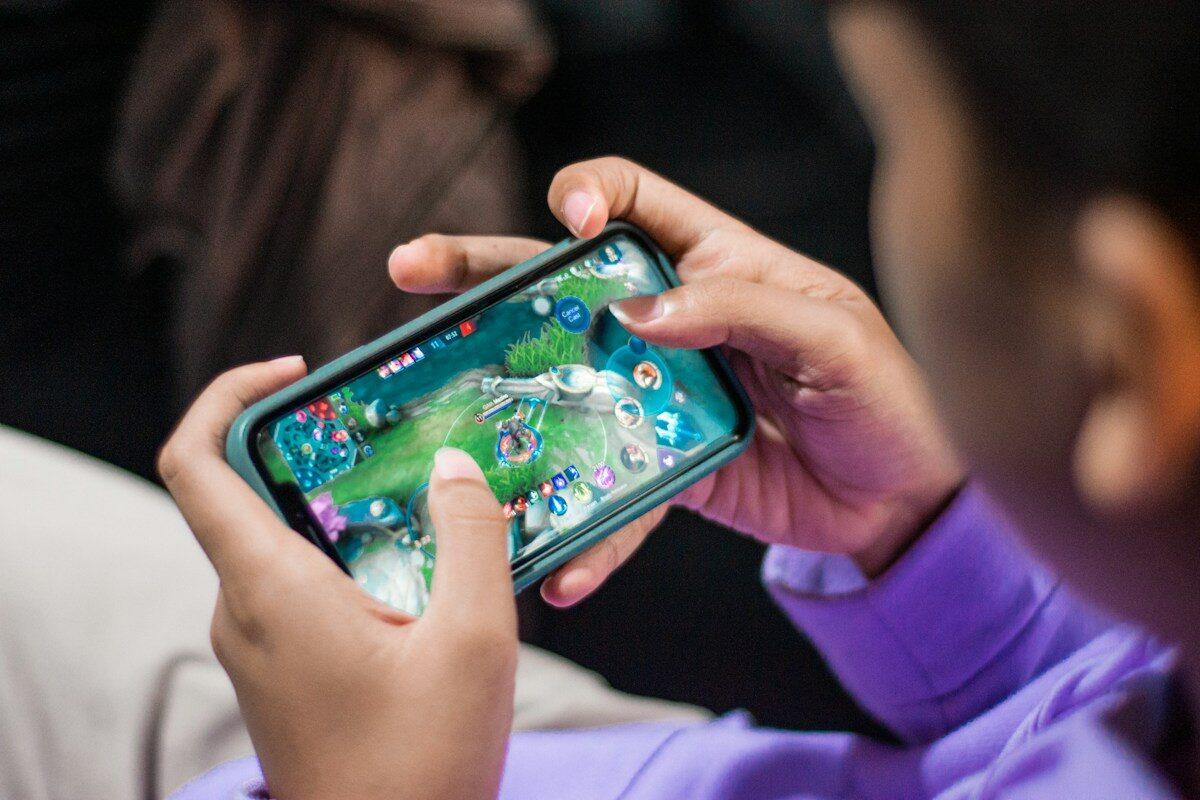 Rewarded Play vs Mistplay: Which Gaming App Pays Better